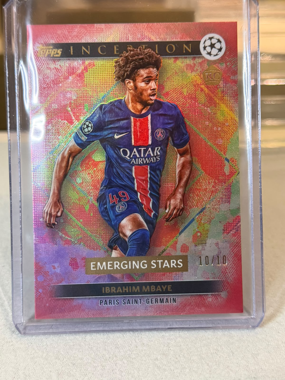 Ibrahim Mbaye 10/10 Emerging Stars Red #65 2024/25 Topps Inception UEFA – PSG trading card, front