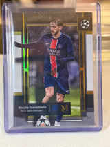Khvicha Kvaratskhelia 21/50 Gold base #77 2024/25 Topps Museum Collection UEFA – PSG trading card, front