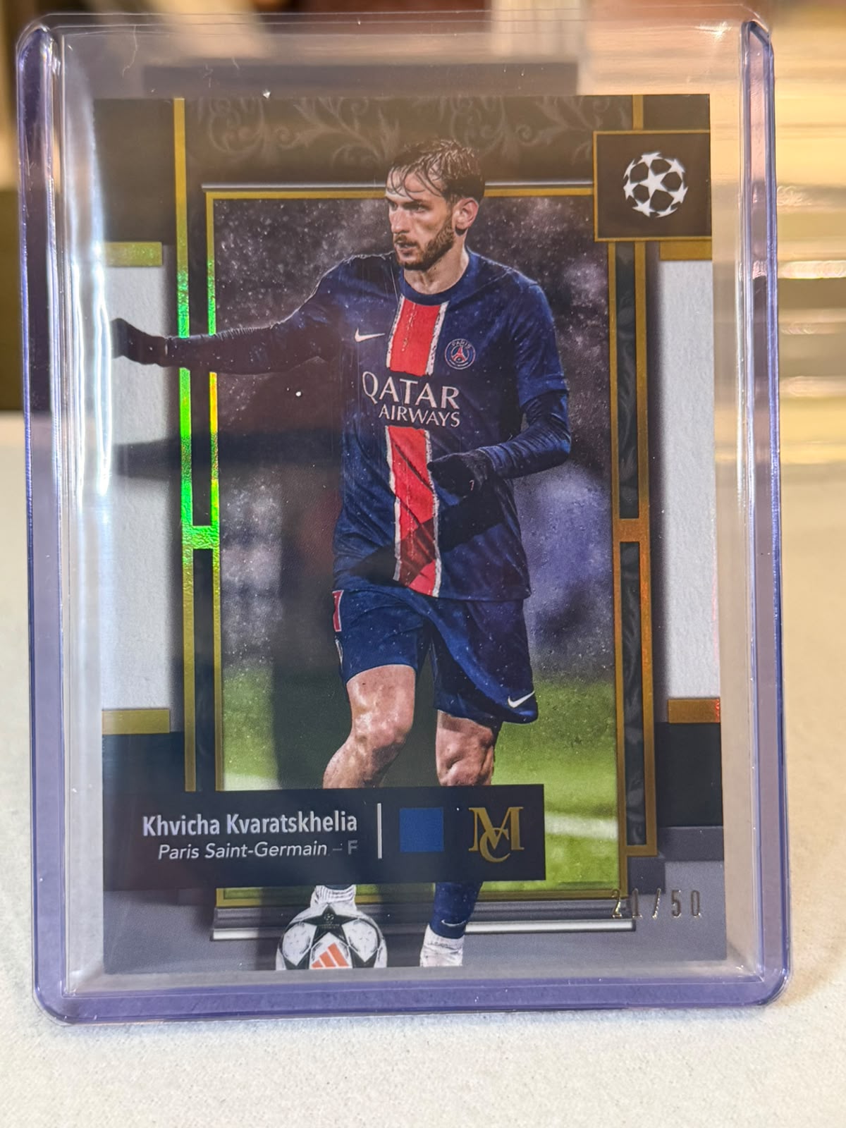 Khvicha Kvaratskhelia 21/50 Gold base #77 2024/25 Topps Museum Collection UEFA – PSG trading card, front