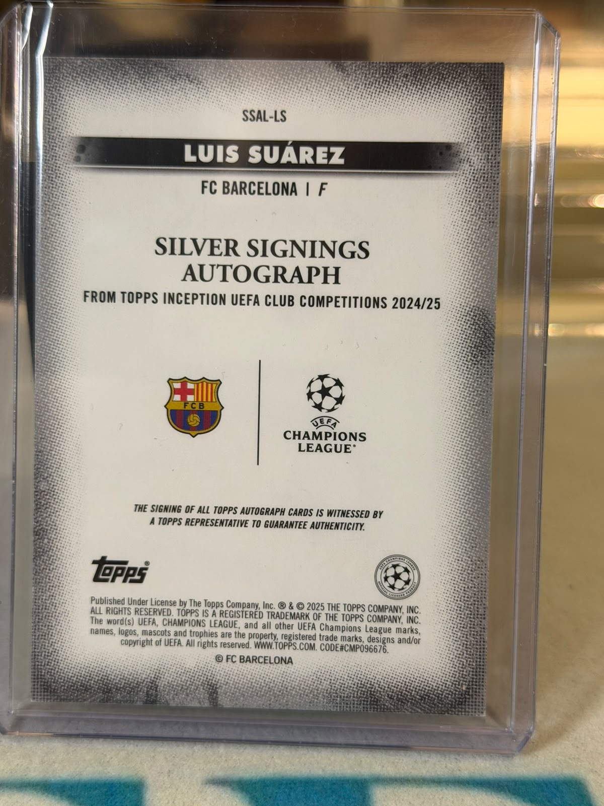 Luis Suárez Legends Silver Signings Autograph – Topps Inception UEFA Club Competitions 2024/25 – FC Barcelona trading card, b