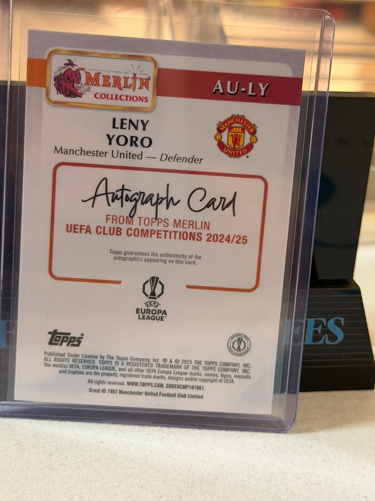 Leny Yoro 18/50 – Autograph (Gold Mojo) Manchester United trading card, back