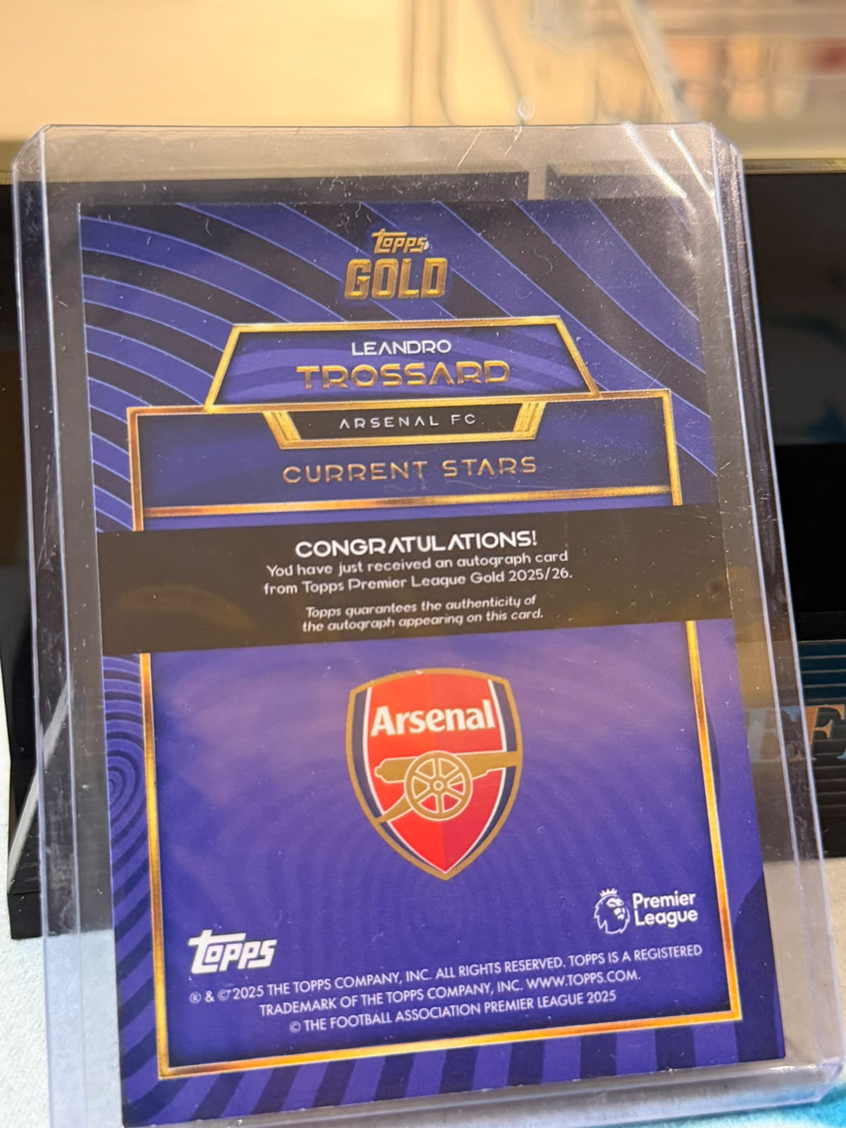 Leandro Trossard back - 2025/26 Topps Gold Premier League Current Stars Autograph Blue 01/99