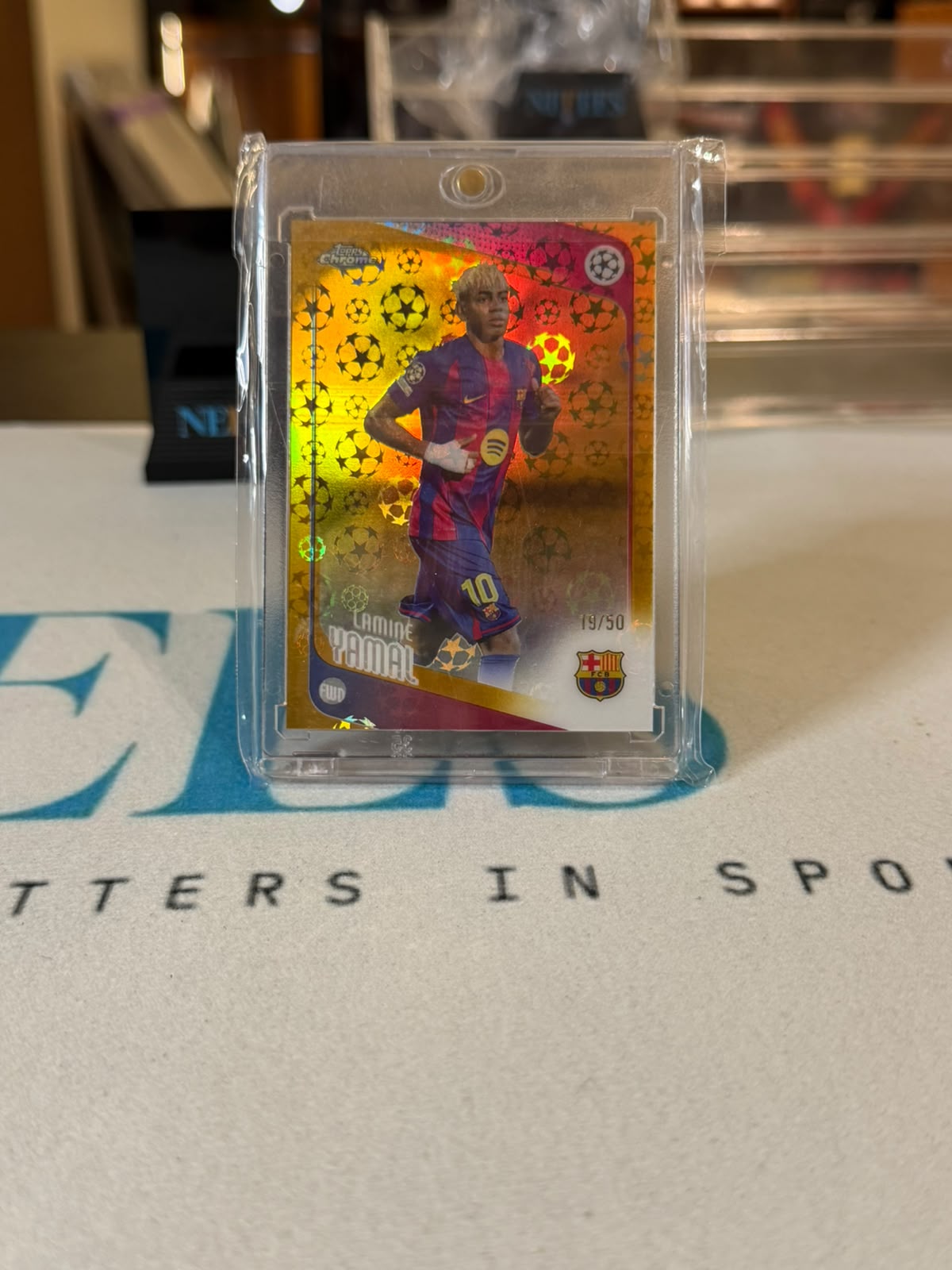 Lamine Yamal 19/50 Base/refractor, card #10 – 2024/25 Topps Chrome UEFA Club Competitions – FC Barcelona trading card, front