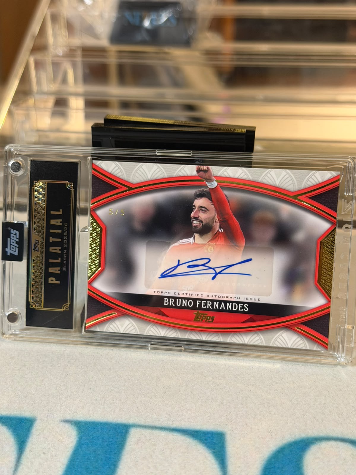 Bruno Fernandes Manchester United 2025/26 Topps Palatial Stretford End Ovation Autograph red parallel card #SE-BF 5/5 front