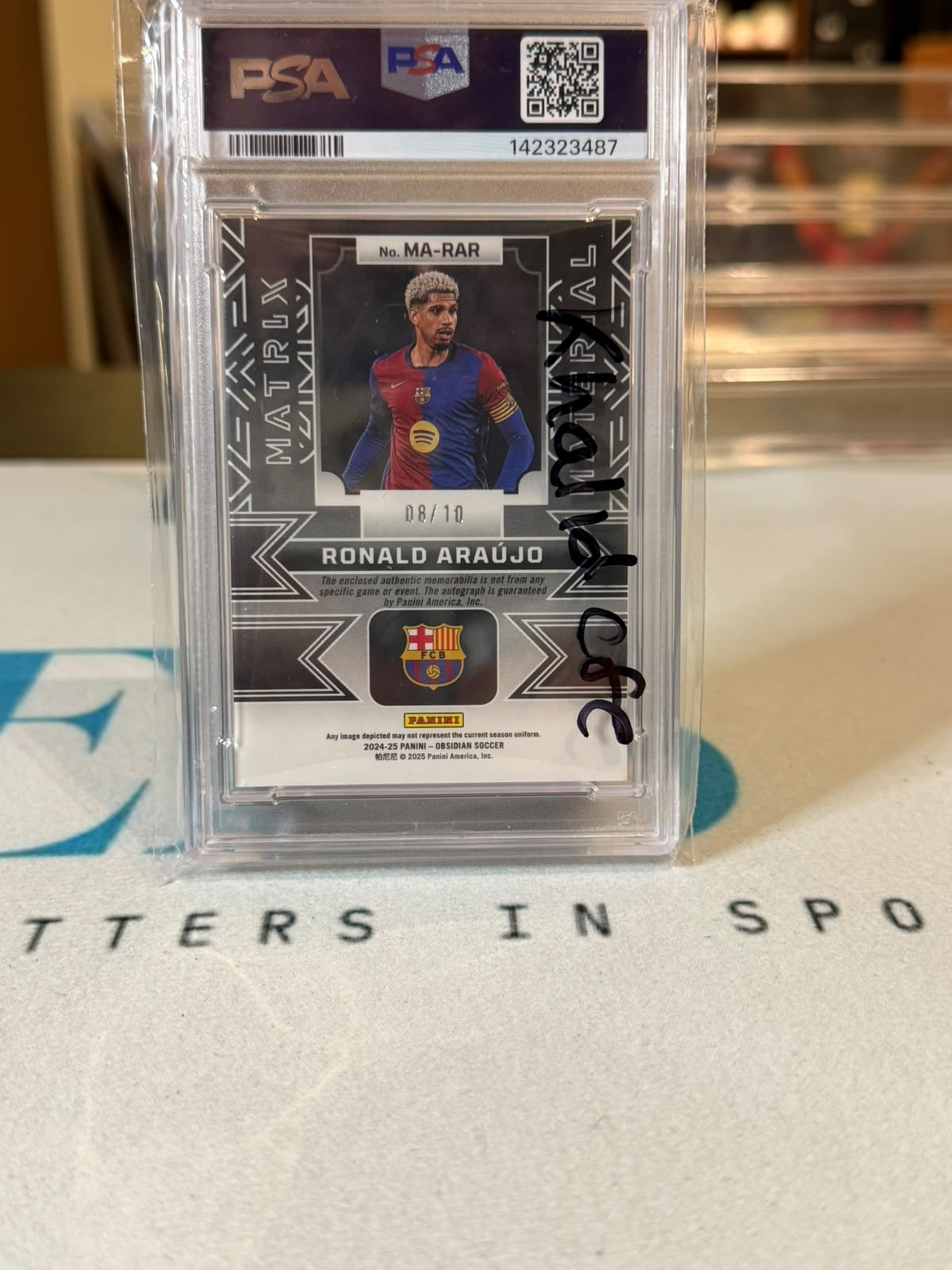 Ronald Araújo 08/10 Matrix Material Auto - Electric Etch Taiga – 2024-25 Panini Obsidian (PSA 8) – FC Barcelona trading card,
