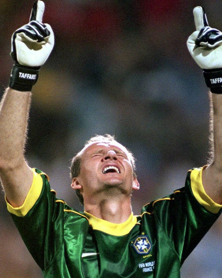 Glove signed by Claudio Taffarel