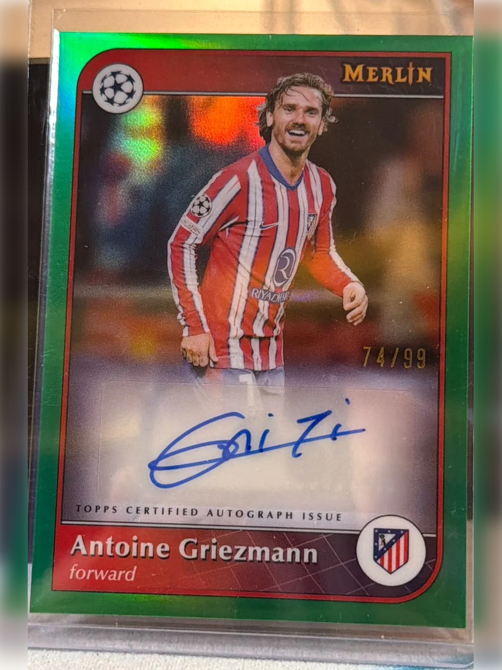 Antoine Griezmann 74/99 Merlin Autograph (Green Parallel) – 2024-25 Topps Merlin UEFA… – Atlético Madrid trading card, front