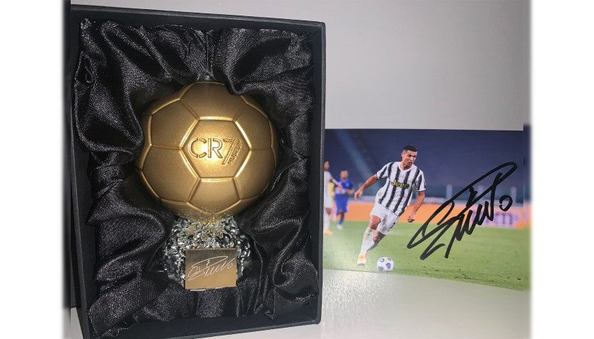 Detail of the photo edge and signature placement